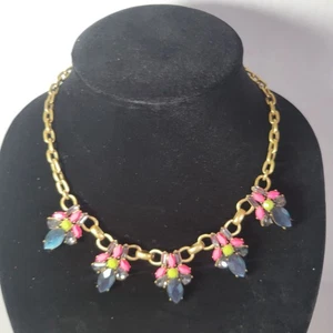 Collana bavaglino dichiarazione floreale cristallo rosa e blu catena tono oro J.Crew - Foto 1 di 4