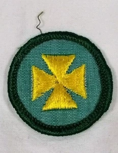 Toppa ricamata distintivo aiuto sanitario ragazza scout junior 1978 croce maltese verde - Foto 1 di 4