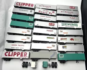 HO SCALE KONVOLUT 24 MODELLEISENBAHN ANHÄNGER UND 2 LKW KONVOLUT - Bild 1 von 7