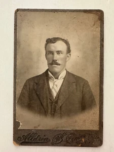 Antique B &W Cabinet Card Photograph Man Moustache Alldrin Fergus Falls, Minn. - Foto 1 di 2
