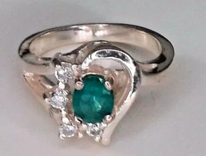Anillo de plata de ley (4 grs), esmeralda natural y circonitas - Imagen 1 de 8