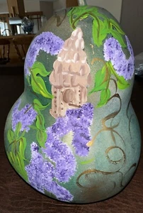 Kürbis mit schönen Glyzinien Blumen und Vogelhaus - Bild 1 von 5