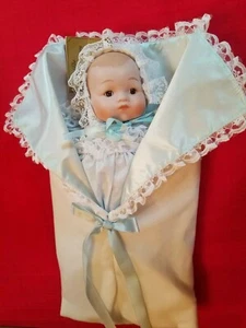 Muñeca bebé vintage de porcelana coleccionable Seymour Mann de 15" con manta - 1986 - Imagen 1 de 9