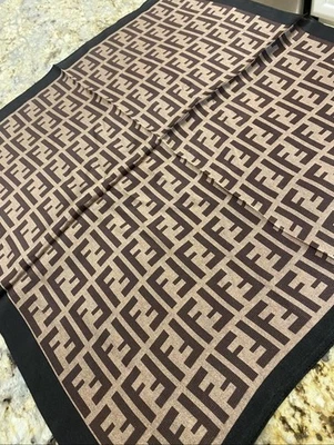 Lenço Fendi de seda monograma preto  - Imagem 1 de 4