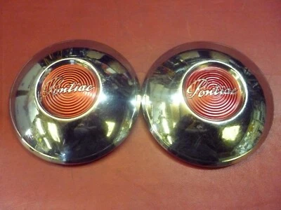 DE COLECCIÓN 1950 PONTIAC CHIEFTAIN PERRO PLATO POBREZA TAPACUBOS CUBIERTAS DE RUEDAS Foto 1 de 4