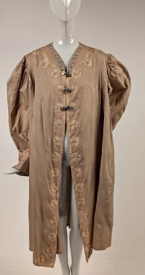 ABRIGO SHANTUNG DE SEDA EDUARDIANA TEMPRANA CON DETALLES DE TRENZA DE SEDA Foto 1 de 4