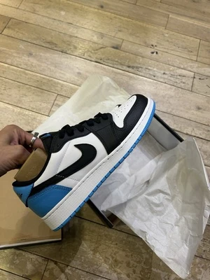Talla 7Y - Air Jordan 1 Retro OG Bajo UNC Foto 1 de 4