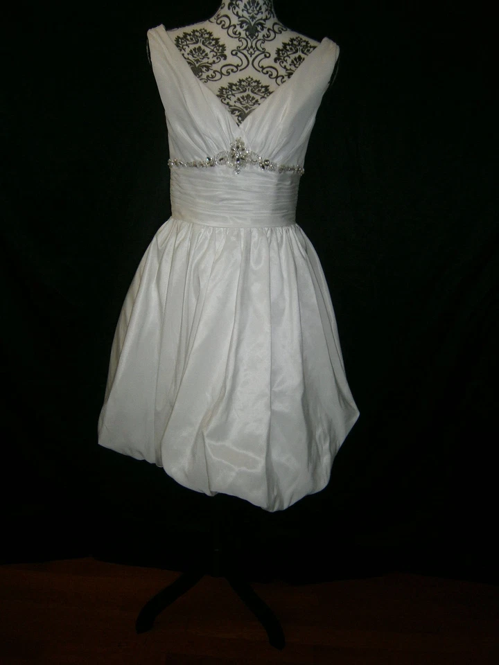 Vestido de Novia Alfred Angelo Perfecto 8 Corto Blanco Satinado Hombro Descubierto Cristales Foto 1 de 4