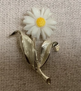 Broche prendedor vintage Sarah Coventry tono dorado claro N’ brillante flor margarita 1969 - Imagen 1 de 4