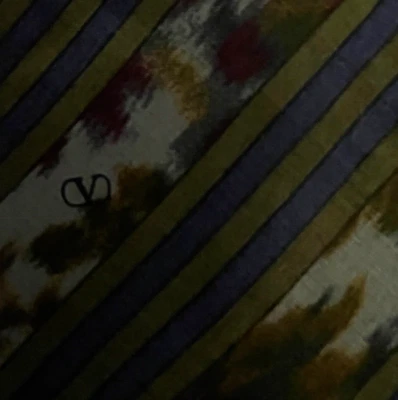 Corbata de seda ajustada verde púrpura a rayas con logotipo de Valentino Foto 1 de 4