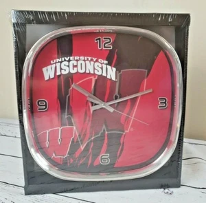 Reloj de Pared de la Universidad de Wisconsin Redondeado Cuadrado Cromo Diseño NUEVO SELLADO - Imagen 1 de 4