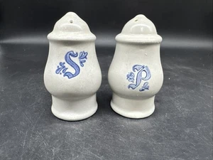Juego de coctelera de sal y pimienta vintage Pfaltzgraff Yorktowne con tapones - Imagen 1 de 6