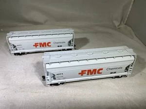 2 Atlas Trainman ACF 3560 FMC Chemicals ACFX 64138 tramoggia coperta scala HO NUOVE - Foto 1 di 23