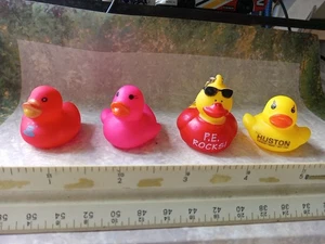 💥 Gummiente 4 Rare Rock? enten!  Duckys Quacksalber Badespielzeug BIN A - Bild 1 von 7
