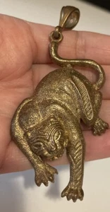 Ciondolo vintage tono oro grande disegno tigre stalking - Foto 1 di 8