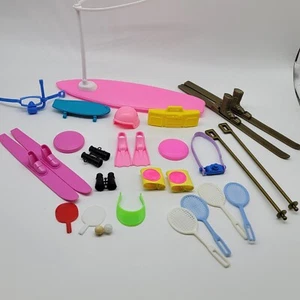 Barbie Outdoor Fun Set Ski Surf Skateboard Pickleball Schnorchel Knieschoner - Bild 1 von 9