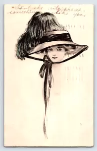 1909 Bonita Dama Artista Antigua Postal Publicada Sombrero Grande Moda Coloreado a Mano - Imagen 1 de 2