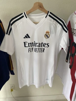 Camiseta Adidas 2024/2025 blanca y negra del Real Madrid. Juvenil Grande. 13-14yo Foto 1 de 4