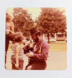 Foto encontrada de colección años 70 - Chicago Hobo payaso mago actuando para niño - sincero - Imagen 1 de 3