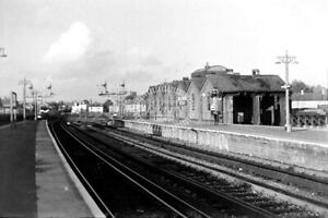 PHOTO BR British Railways Station Scene - BOGNOR REGIS 2>