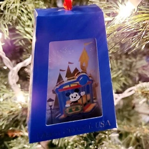 *Caja de adornos y prendedor* Parques Disney Main Street EE. UU. Mickey Mouse Navidad 2021 - Imagen 1 de 3
