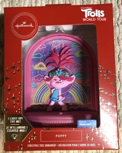 Hallmark 2020 caja roja ¡Iluminación! Adorno de Navidad World Tour Trolls AMAPOLA - NUEVO - Imagen 1 de 7