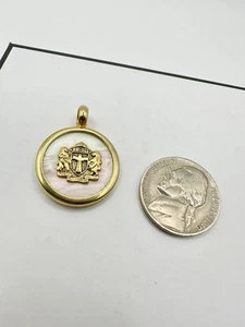 Ciondolo Vintage Trinity Broadcasting Network TBN Tono Oro Crest Estate Leggi - Foto 1 di 7