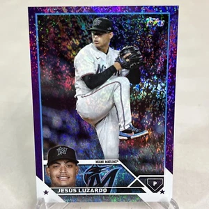 Tarjeta de béisbol 2023 Topps 563 Jesús Luzardo lámina púrpura numerada 032/799 - Imagen 1 de 3