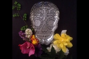 day of dead glass skull dish/plate Halloween black silver - Picture 1 of 5