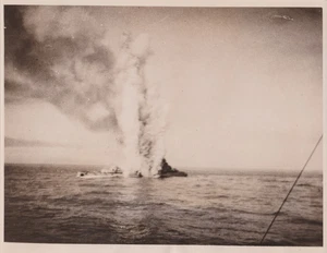 1940 Foto Stampa Incrociatore Italiano Bartolomeo Colleoni che affonda nel Mediterraneo - Foto 1 di 2