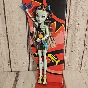 Monster High Frankie Stein Gloom Beach Doll w Purse & Sunglasses White Elastics - Picture 1 of 24