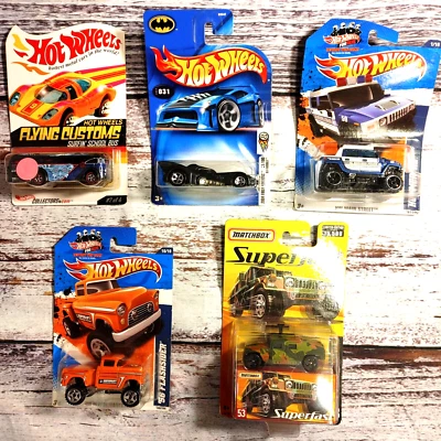 Lote de 5 vehículos a escala 1/64. Cuatro Hot Wheels y una caja de fósforos. 2003-2011. Foto 1 de 4