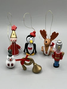 5 VTG Wood Christmas Ornament Hand Painted Snowman Caroler Penguin Moose Soldier - Bild 1 von 7