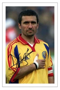 GHEORGHE HAGI RUMANIA FIRMADO AUTÓGRAFO FOTO IMPRESO FÚTBOL - Imagen 1 de 1