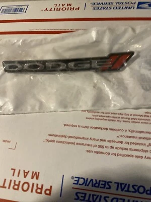 12-20 DODGE JOURNEY PARRILLA EMBLEMA PLACA DE IDENTIFICACIÓN CON RAYAS MOPAR 68159580AA Foto 1 de 4