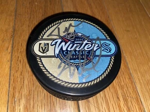 DISCO DE HOCKEY SEATTLE KRAKEN JOHN FORSLUND FIRMADO 2024 INVIERNO CLÁSICO LOGOTIPO CERTIFICADO DE AUTENTICIDAD - Imagen 1 de 3