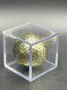 Bola de golf dorada en caja de exhibición de plástico sellada - Imagen 1 de 6