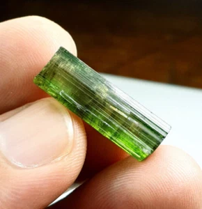 Hermosos cristales de turmalina de color verde de 17 quilates tipo grado áspero 1 pieza - Imagen 1 de 7