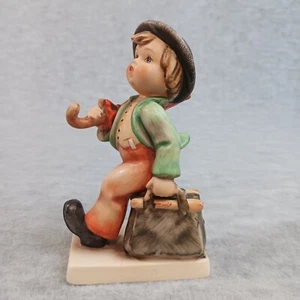Figurina Goebel Hummel Merry Wanderer 4 3/4" 11/0 TMK-3 ragazzo con valigia - Foto 1 di 6