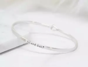 ISLAND GAL! | Bracciale semplice inciso con messaggio ispirato | ARGENTO - Foto 1 di 9