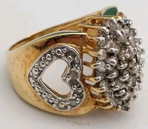Anello a grappolo in oro giallo 10 carati con diamanti misura 6,5 US, 17 mm - 8 grammi con cuori laterali - Foto 1 di 12