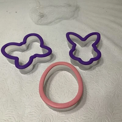 Juego de 3 cortadores de galletas de plástico con agarre cómodo de Pascua Huevo, Conejito, Mariposa Foto 1 de 2