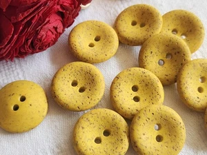 Lot 11 boutons vintage jaune mat effet  poreux 2,2 cm trous ref 1279 - Picture 1 of 1