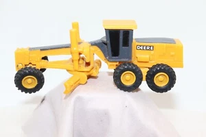 ERTL John Deere 1/87 Scale Road Motor Grader, Diecast/Plastic - Picture 1 of 14