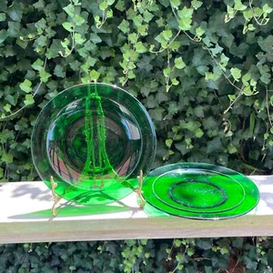 2 - 8" Emerald Green Vintage Mid Century Glass Sandwich Salad Dessert Plates - Picture 1 of 4