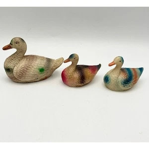 Juego de tres estatuillas decorativas de granja familiar de pato celuloide vintage de los años 30 - Imagen 1 de 3