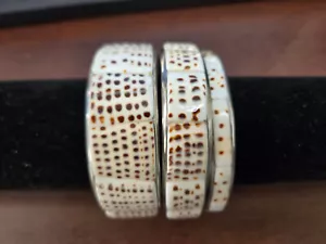 3 STÜCK GEPUNKTETE KONUS MUSCHEL INLAY EDELSTAHL ARMREIF ARMBAND - Bild 1 von 4