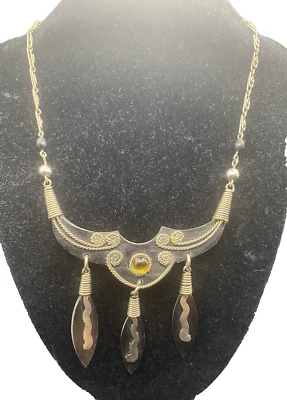 Collar babero artesanal del suroeste tono plata cuerda madera pluma encanto 17" Foto 1 de 4