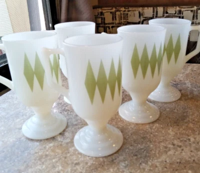 7 tazas perfectas de chocolate caliente navideñas vaso de leche con diamantes verdes MCM retro Foto 1 de 3