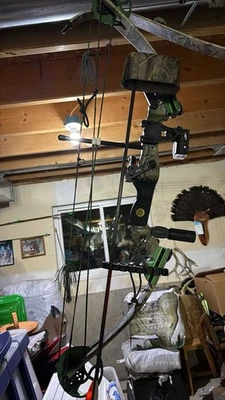 Bear Odyssey 2 Compound Bow With Stabilizer, peep sight, string noise reduction - Image 1 of 4